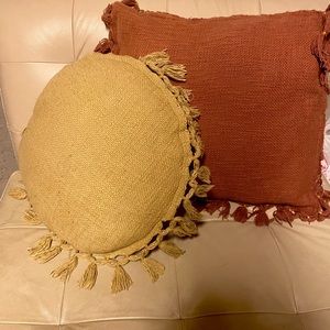 2 mis matched throw pillows